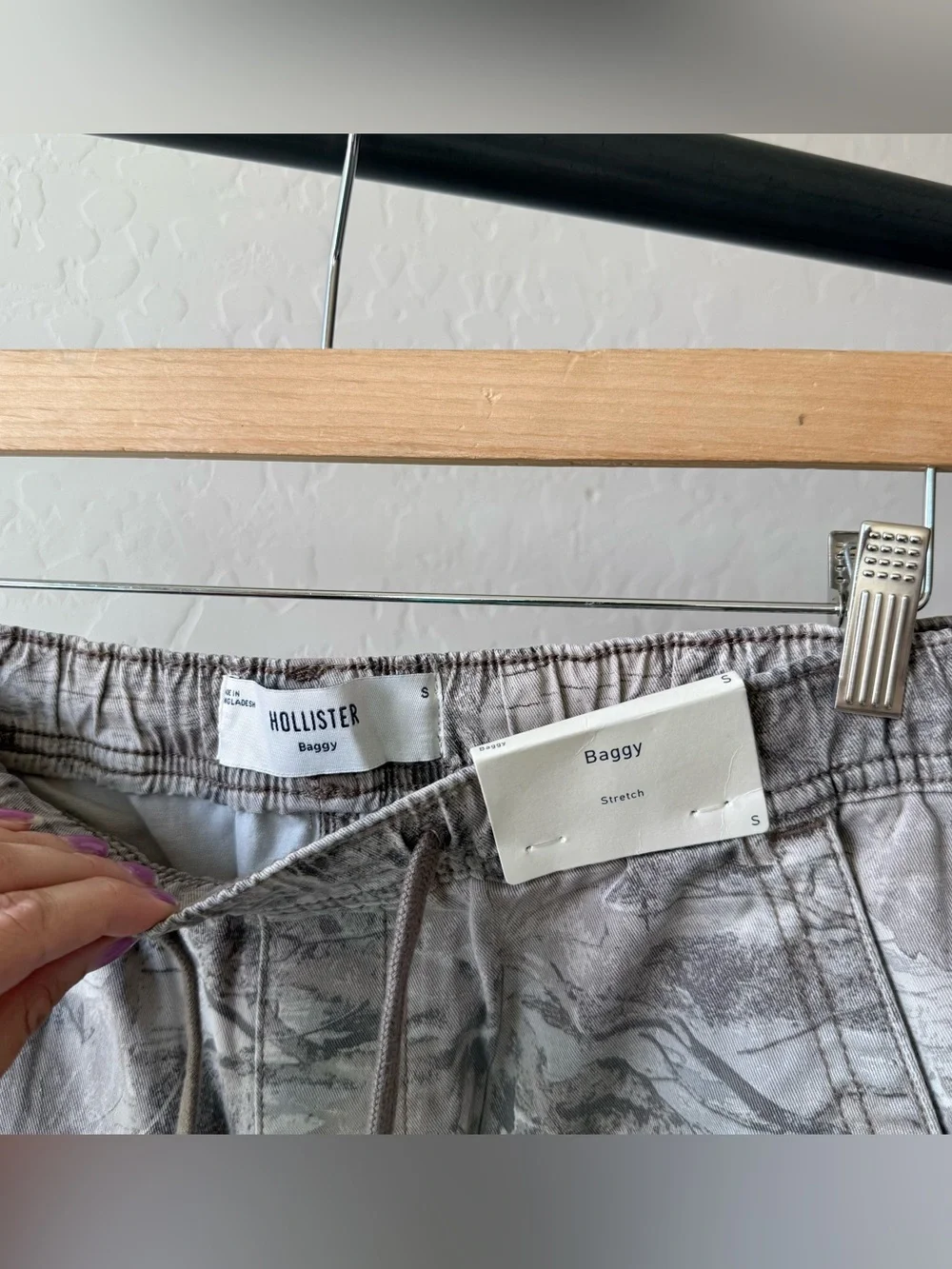 Hollister Men's Super Baggy Camo Cargo Pants - Picture 5 of 9